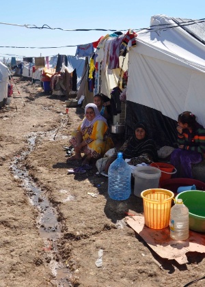 22.out.2014 - Famílias que fugiram de Mosul por causa da violência do Estado Islâmico se sentam em campo de refugiados próximo à cidade iraquiana de Khanaqin - Mohammed Adnan/Reuters