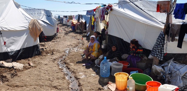 Famílias que fugiram de Mosul por causa da violência do Estado Islâmico se sentam em campo de refugiados próximo à cidade de Khanaqin - Mohammed Adnan/Reuters