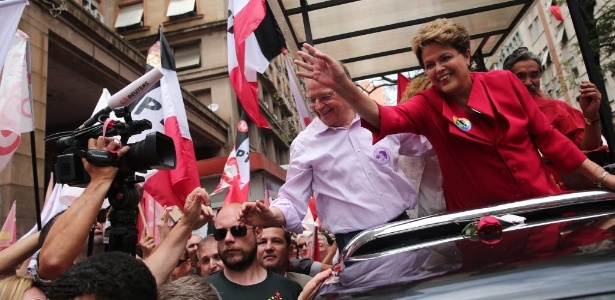 25.out.2014 - A presidente Dilma Rousseff (PT), então candidata à reeleição, faz carreata em Porto Alegre - Avener Prado/Folhapress