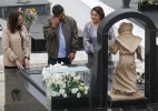 Aécio reza no túmulo do avô, Tancredo Neves, em MG - Sergio Moraes/Reuters