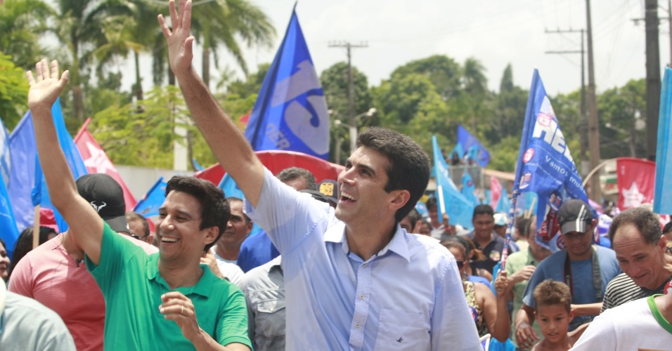 25.out.2014 - O candidato ao governo do Pará pelo PMDB, Helder Barbalho, faz caminhada de campanha no município de Marituba