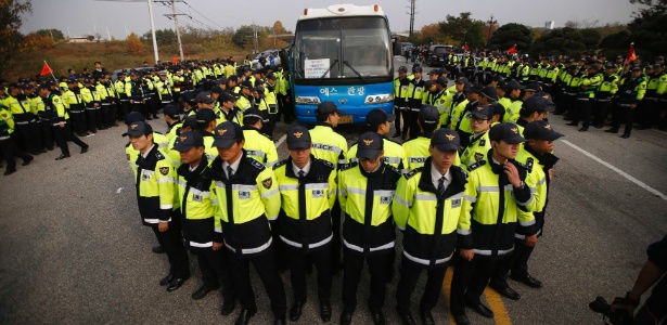 25.out.2014 - Policiais sul-coreanos cercam ônibus de militantes anti-Coreia do Norte próximo à zona desmilitarizada entre as duas Coreias, em Paju; os militantes planejavam soltar balões com panfletos críticos ao líder norte-coreano - Kim Hong-Ji/Reuters