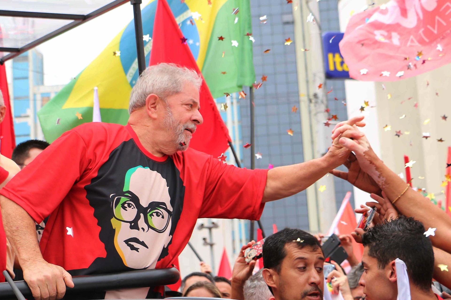 25.out.2014 - Vestindo uma camiseta que retrata a presidente Dilma Rousseff (PT) na época da ditadura, o ex-presidente Lula participa de ato pela reeleição da candidata no segundo turno das eleições. A caminhada foi realizada no centro de São Bernardo do Campo (SP) neste sábado (25) - Rocha Lobo/Futura Press/Estadão Conteúdo