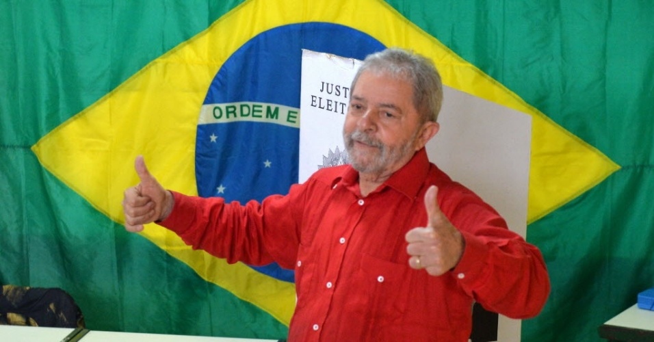 26.out.2014 - O ex-presidente Lula vota no segundo turno das eleições neste domingo (26), em São Bernardo do Campo (SP)
