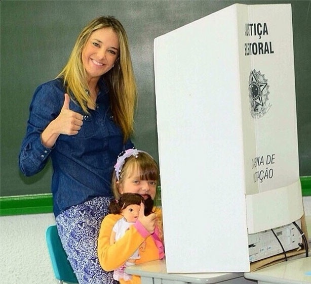 26.out.2014 - A apresentadora Ticiane Pinheiro postou foto no Instagram, neste domingo (26), votando com a filha Rafa Justus. Aos seus seguidores, ela afirmou: "Exercendo a cidadania!!! Eu e minha princesinha Rafa"