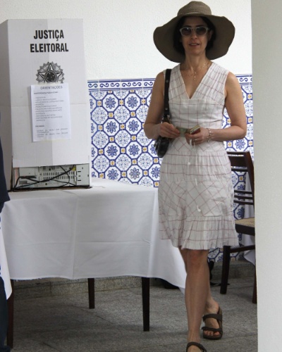 26.out.2014 - A atriz Fernanda Torres votou no Gávea Country Club, em São Conrado, na zona sul do Rio de Janeiro, neste domingo (26)