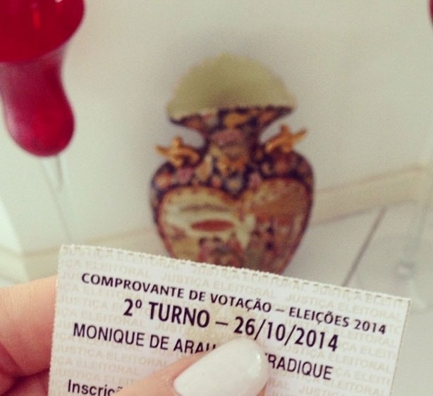 26.out.2014 - A atriz Monique Alfradique postou foto no Instagram, neste domingo (26), depois de votar. Aos seus seguidores, ela afirmou: "Dever cumprido!! #mudabrasil"