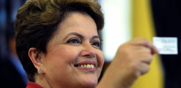 Então candidata à reeleição pelo PT, Dilma Rousseff vota nas eleições de 2014 - Gustavo Amarelle - 26.out.2014/Xinhua