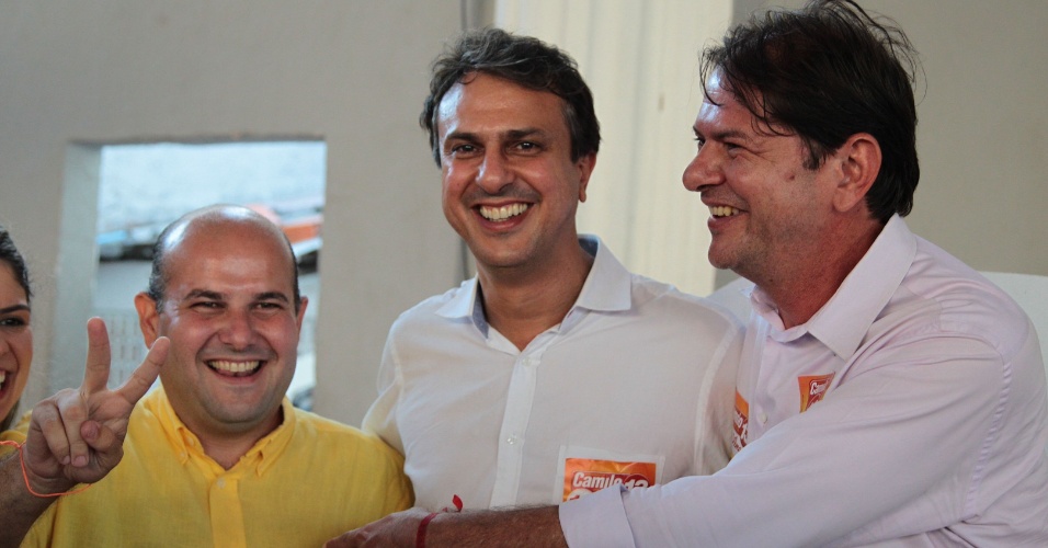 26.out.2014 - Camilo Santana (PT, centro) é eleito governador do Ceará, neste domingo. Camilo é o candidato apoiado pelo atual governador, Cid Gomes (PROS, à direita)