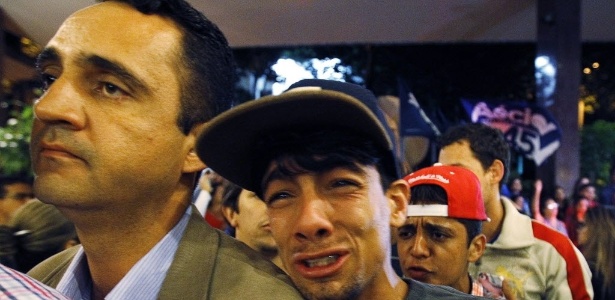 Eleitor chora derrota de Aécio em Minas - Washington Alves/Reuters