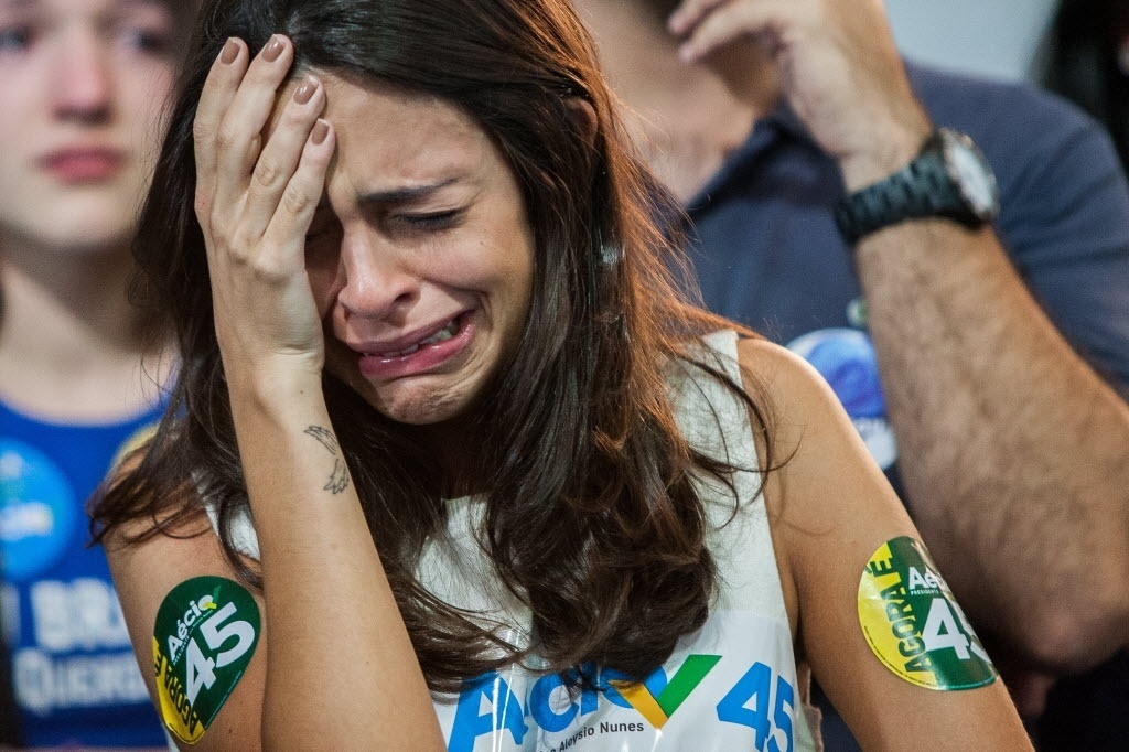 26.out.2014 - Eleitora chora a derrota do candidato à Presidência pelo PSDB, Aécio Neves, neste domingo (26), Após uma campanha de intensa polarização no segundo turno, quem venceu a disputa foi a candidata à reeleição Dilma Rousseff (PT) no diretório do partido em São Paulo