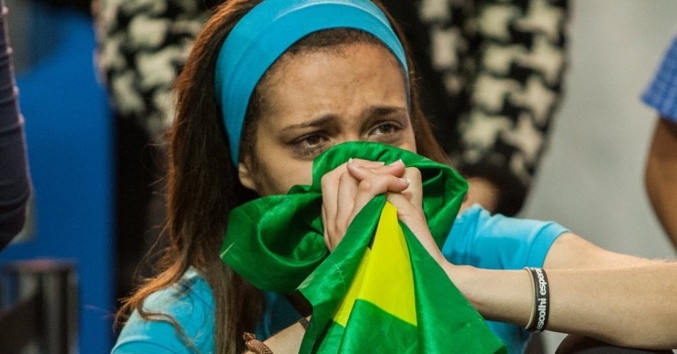 26.out.2014 - Eleitora chora a derrota do candidato à Presidência pelo PSDB, Aécio Neves, neste domingo (26), no diretório do partido em São Paulo. Após uma campanha de intensa polarização no segundo turno, quem venceu a disputa foi a candidata à reeleição Dilma Rousseff (PT)