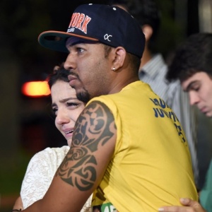Eleitora é consolada após derrota de Aécio em MG - Pedro Vilela/Reuters