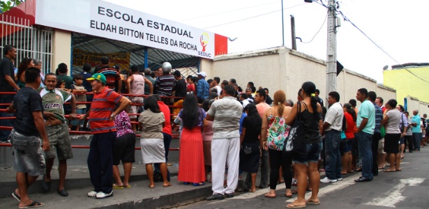 Eleitores fazem fila para votar na escola Eldah Bitton Teles da Rocha, maior colégio eleitoral de Manaus