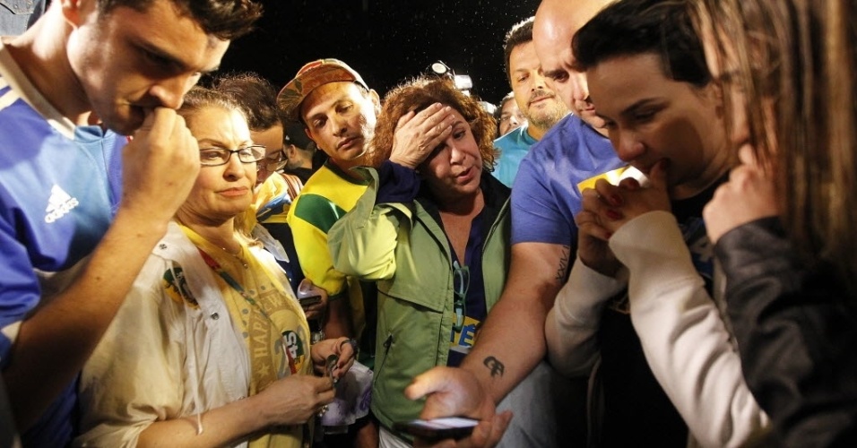 26.out.2014 - Eleitores lamentam a derrota do candidato à Presidência pelo PSDB, Aécio Neves, neste domingo (26), na avenida Paulista. Após uma campanha de intensa polarização no segundo turno, quem venceu a disputa foi a candidata à reeleição Dilma Rousseff (PT)