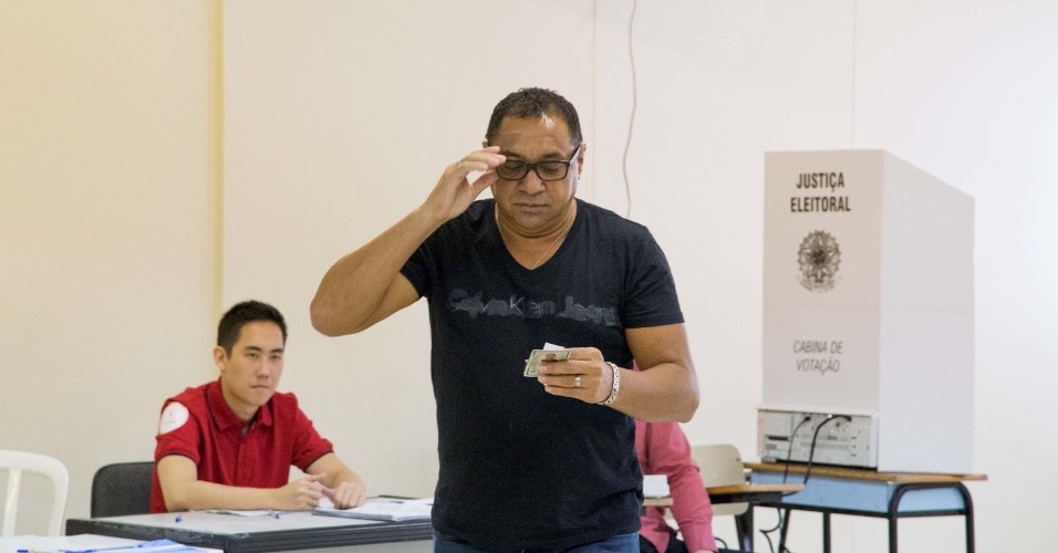 26.out.2014 - Francisco Everardo Oliveira Silva, o palhaço Tiririca, deputado federal eleito, vota na Unip, no bairro da Aclimação, em São Paulo, neste domingo (26)