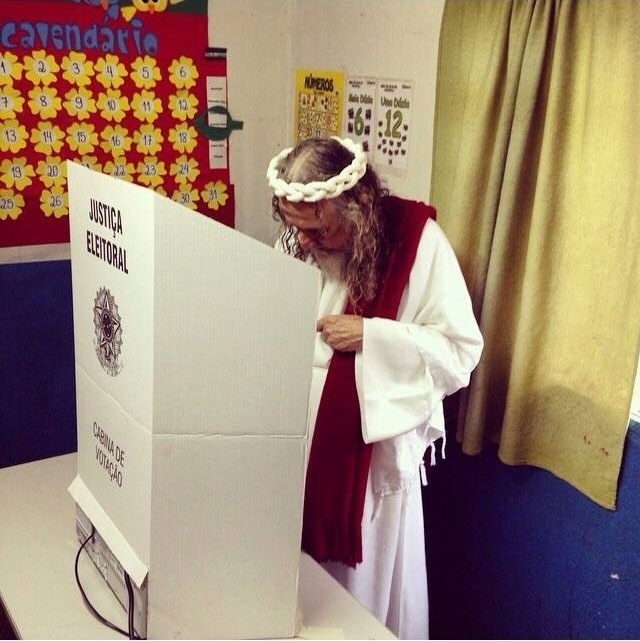 26.out.2014 - Inri Cristo postou em sua página no Facebook, neste domingo (26), uma foto em que aparece votando