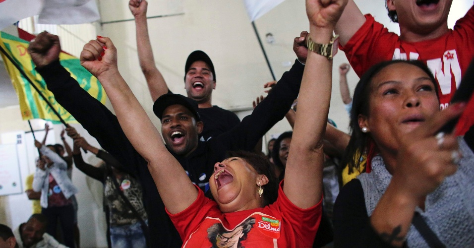 26.out.2014 - Membros do MTST (Movimento dos Trabalhadores Sem-Teto) e partidários da presidente reeleita Dilma Rousseff (PT) comemoram a vitória da petista no segundo turno das eleições presidenciais, no centro de São Paulo, neste domingo (26)