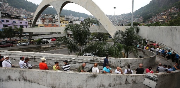 Fila para votar na Rocinha - Julio Cesar Guimaraes/UOL
