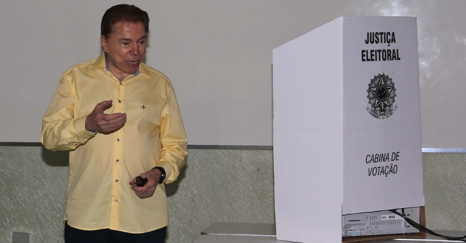 26.out.2014 - O apresentador Silvio Santos registra seu voto neste domingo (26) no bairro do Morumbi, zona sul da capital paulista