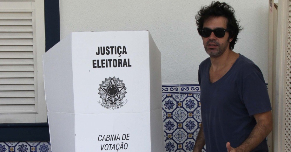 26.out.2014 - O ator Bruno Mazzeo vota no Gávea Country Club, em São Conrado, na zona sul do Rio de Janeiro (RJ), neste domingo (26)