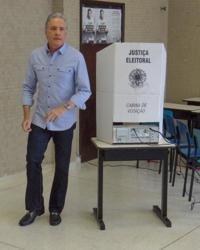 26.out.2014 - O publicitário e apresentador Roberto Justus vota no colégio Santo Américo, no bairro do Morumbi, na zona sul da capital paulista, neste domingo (26)