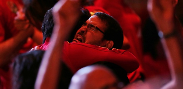 Eleitores choram pela vitória de Dilma - Ueslei Marcelino/Reuters