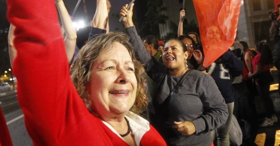 26.out.2014 - Partidários da presidente reeleita Dilma Rousseff (PT) comemoram o resultado do segundo turno das eleições presidenciais, na avenida Paulista, em frente ao prédio da Gazeta, na região central de São Paulo, neste domingo (26)