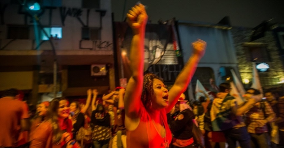 26.out.2014 - Partidários da presidente reeleita Dilma Rousseff (PT) comemoram o resultado do segundo turno das eleições presidenciais, rua Augusta, na região central de São Paulo, neste domingo (26)