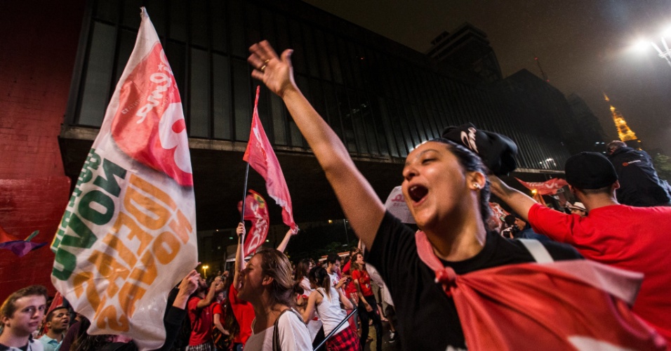 26.out.2014 - Partidários da presidente reeleita Dilma Rousseff (PT) comemoram o resultado do segundo turno das eleições presidenciais, na avenida Paulista, na região central de São Paulo, neste domingo (26)