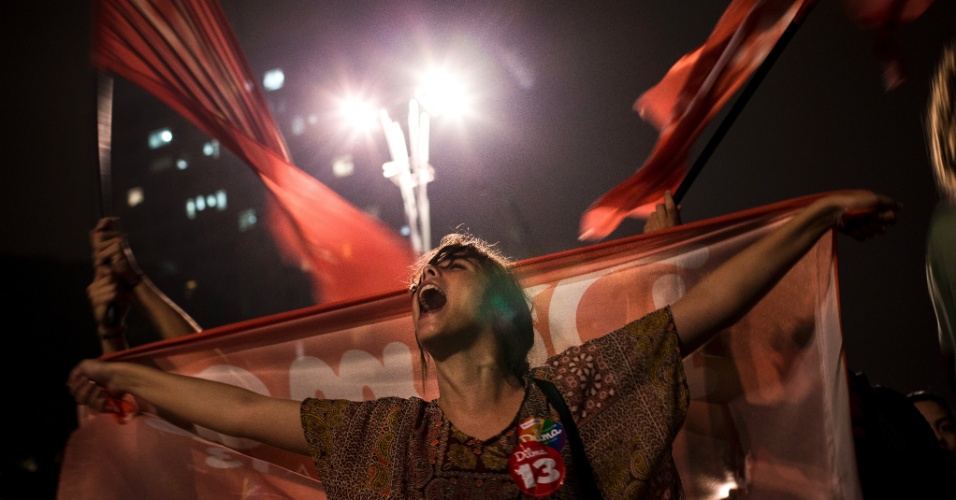 26.out.2014 - Partidários da presidente reeleita Dilma Rousseff (PT) comemoram o resultado do segundo turno das eleições presidenciais, na avenida Paulista, na região central de São Paulo, neste domingo (26)