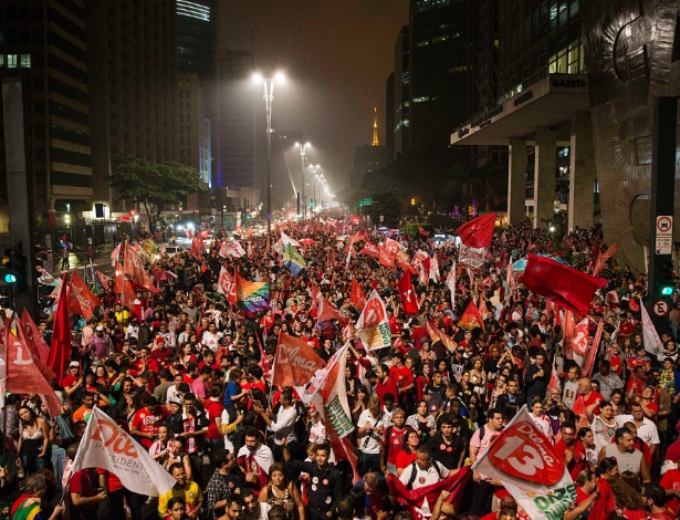 Simpatizantes do PT durante comemoração pela vitória da presidente Dilma Rousseff (PT)