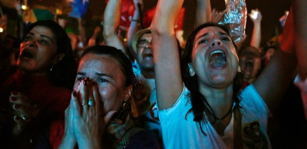 Militantes comemoram vitória de Dilma no Rio - Pilar Olivares/Reuters