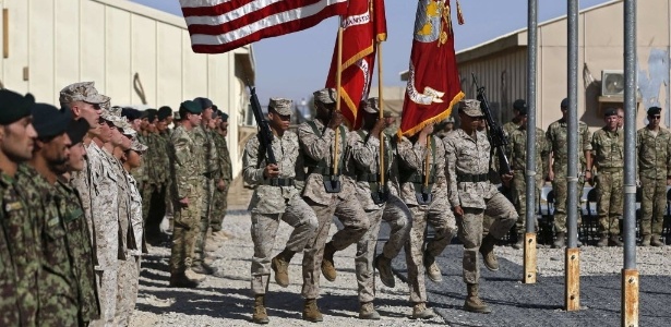  Soldados norte-americanos marcham durante cerimônia da última unidade de fuzileiros navais dos Estados Unidos e tropas de combate britânicas que acabaram suas operações no Afeganistão, em Helmand - Omar Sobhani/ Reuters