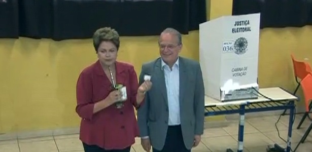 Ao lado de Tarso Genro, Dilma vota em Porto Alegre e toma chimarrão - Reprodução/Globo News