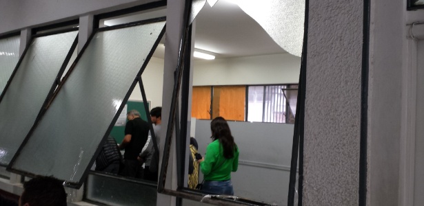 Tumulto durante a votação do candidato à Presidência Aécio Neves (PSDB) deixa quebrados os vidros da escola estadual Governador Milton Campos, no bairro de Lourdes, região centro-sul de Belo Horizonte (MG). Pelo menos duas pessoas tiveram ferimentos leves