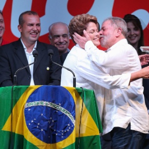 26.out.2014 - O ex-presidente Luiz Inácio Lula da Silva (PT) beija a presidente reeleita Dilma Rousseff (PT) durante evento em comemoração da vitória da candidata - Sérgio Lima/Folhapress