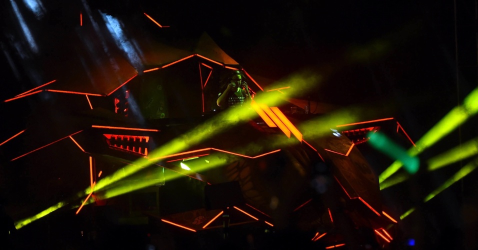27.out.2014 - DJ Skrillex aparece durante uma festa com dezenas de luzes em Las Vegas, nos EUA