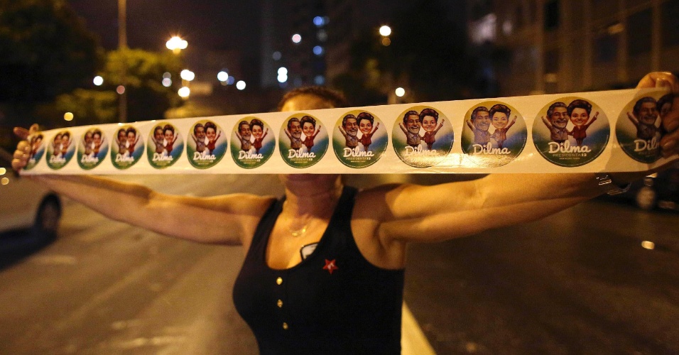 27.out.2014 - Uma correligionária do Partido dos Trabalhadores (PT) comemora a vitória na reeleição da presidente Dilma Rousseff, no centro de São Paulo