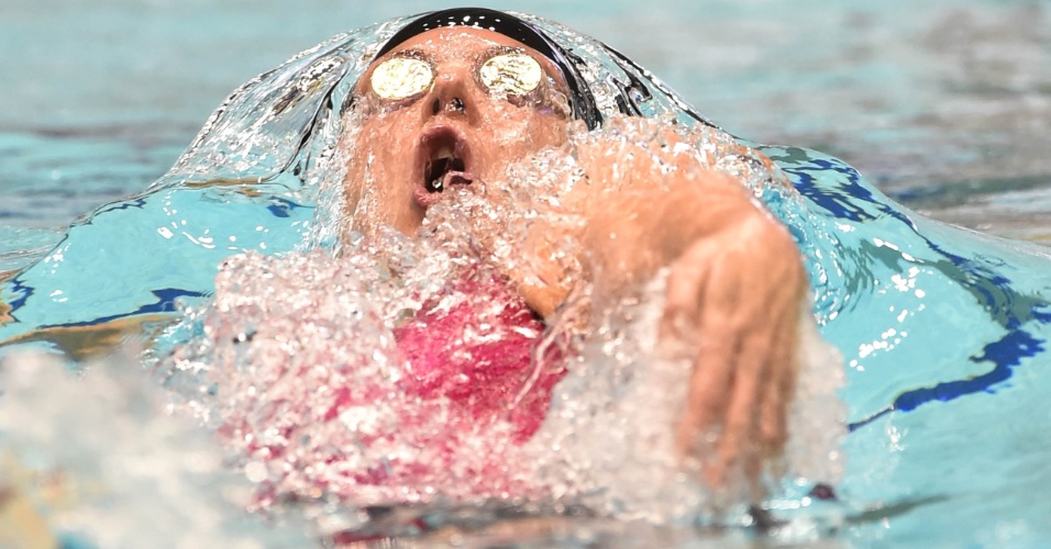 28.out.2014 - Nadadora da Hungria Katinka Hosszu compete no 200 m costas na Copa Mundial de Natação em Tóquio, no Japão