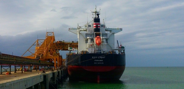 O navio Key Light é carregado no Porto de Açu, no Rio de Janeiro, no sábado (25) - Divulgação/Prumo Logística