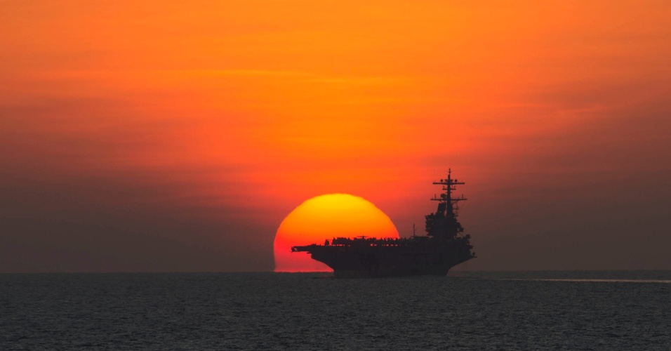 28.out.2014 - Porta-aviões USS George HW De Bush (CVN 77) navega no Golfo durante o pôr do sol