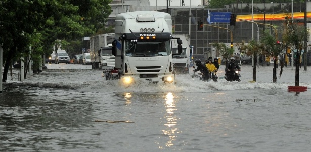 Caminhão atravessa rua inundada em Buenos Aires, na Argentina - Xinhua