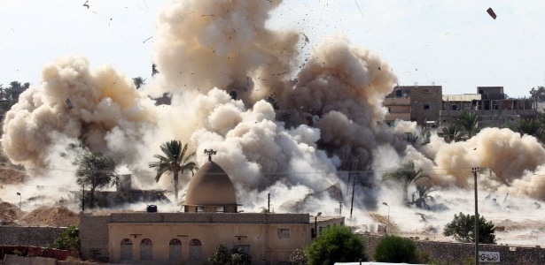 29.out.2014 - Fumaça cobre o céu da cidade egípcia de Rafah, após um bombardeio feito pelas forças de segurança do Egito, na fronteira com a faixa de Gaza - Said Khatib/AFP