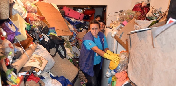 Funcionários da prefeitura retiram entulho de uma casa em Limeira, no interior de São Paulo. Realizada após autorização judicial, operação já tirou mais de 60 toneladas de lixo do local - Wagner Morente/ Prefeitura de Limeira