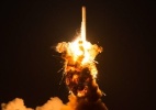 Foguete espacial explode durante lançamento em base da Nasa - Joel Kowsky/AFP