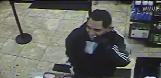 Assaltante usando máscara de Barack Obama leva dinheiro de loja em Massachusetts - Reprodução/WMUR-TV