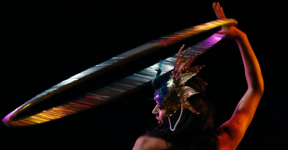 30.out.2014 - Dançarina burlesca se apresenta com um aro durante performance em Los Angeles, Califórnia (EUA)
