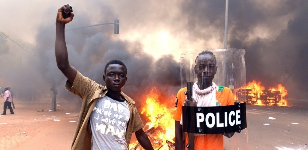 Manifestantes contra o governo fazem protesto nas proximidades da sede do Parlamento em Uagadugu - Issouf Sanogo - 30.out.2014 / AFP