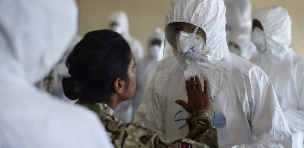 Integrantes das Forças Armadas do Reino Unido e Serra Leoa participam de curso que ensina como cuidar de pacientes de ebola - Sargento Tom Robinson/ EFE